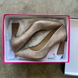 VINCE CAMUTO NEW IN BOX. Nude suede leather pumps. Size 9M/40
